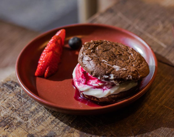 Pedimos uma salada para almoçar mas depois dividimos esta cookie