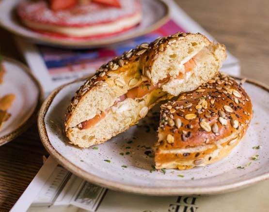 Este neste fim-de-semana estamos à tua espera. Bagel ou panquecas?