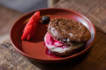 Pedimos uma salada para almoçar mas depois dividimos esta cookie