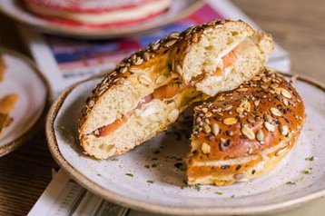 Este neste fim-de-semana estamos à tua espera. Bagel ou panquecas?
