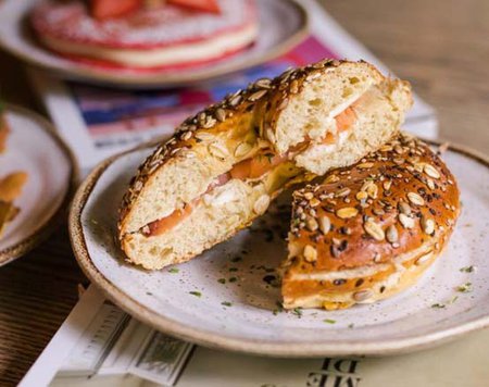 Este neste fim-de-semana estamos à tua espera. Bagel ou panquecas?