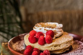 Panquecas com merengue, lemon curd e framboesas.