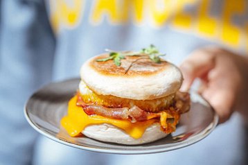 Muffin com ovo, queijo e bacon Tacos de camarão