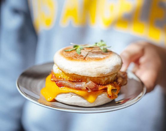 Muffin com ovo, queijo e bacon Tacos de camarão