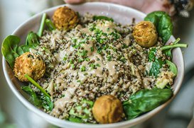 Salada de quinoa e abacate com tahini e mini falafels