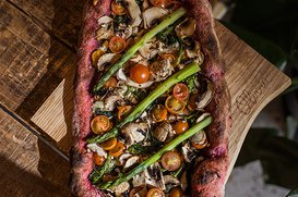Pizza de beterraba com legumes assados e queijo de cabra