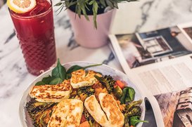 Bulgur com legumes assados e queijo halloumi