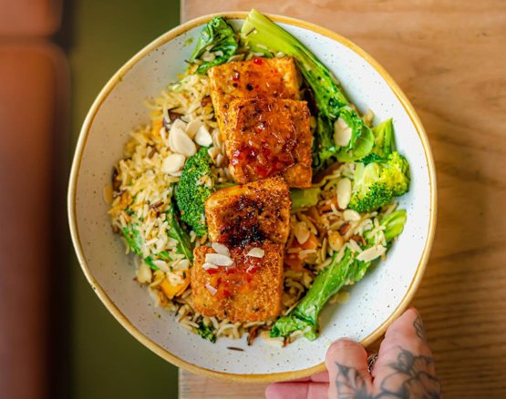 Veggie rice with crispy tofu